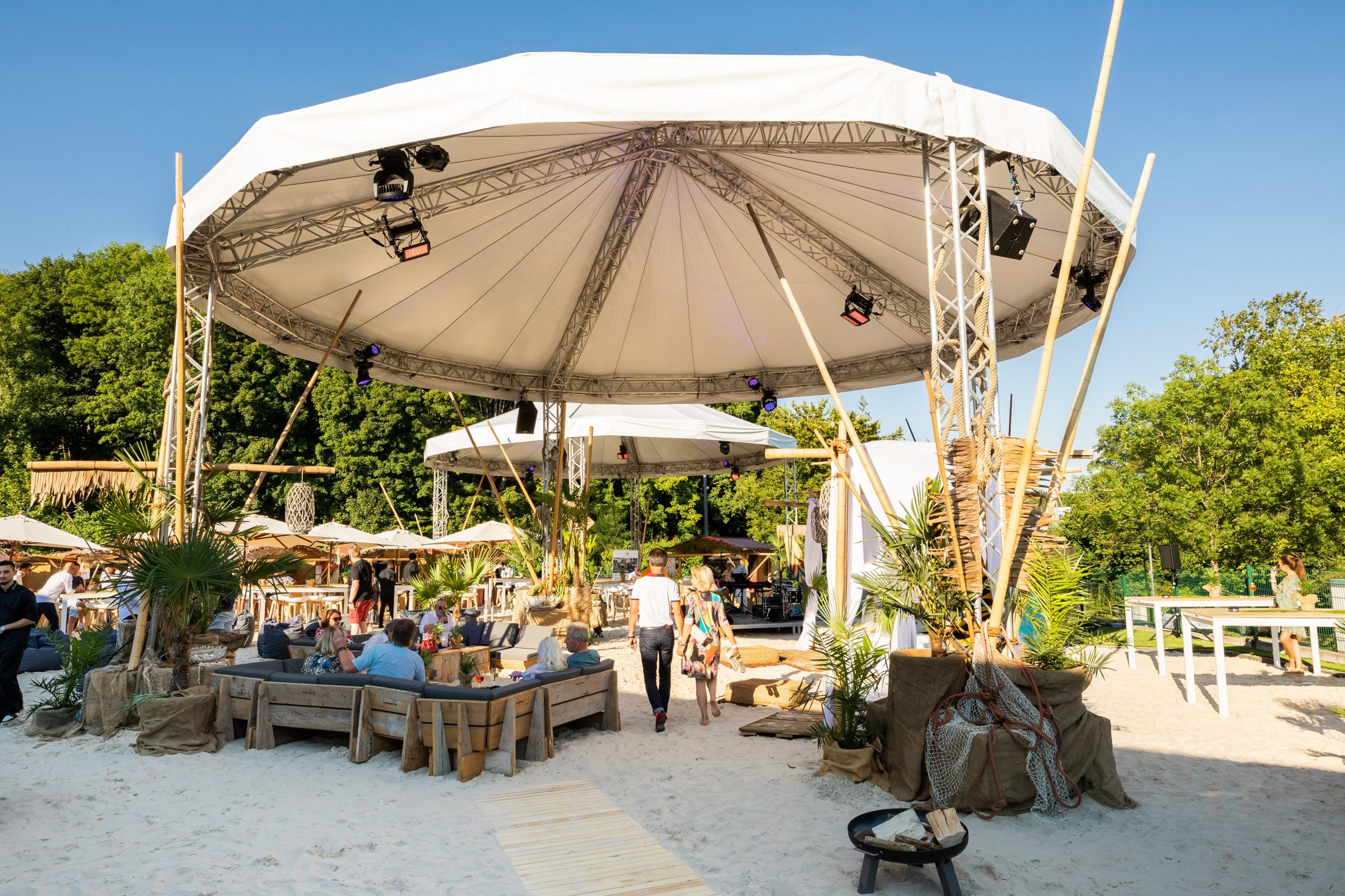 Paragu Classic Zelt am Strand mit Gästen bei Tageslicht