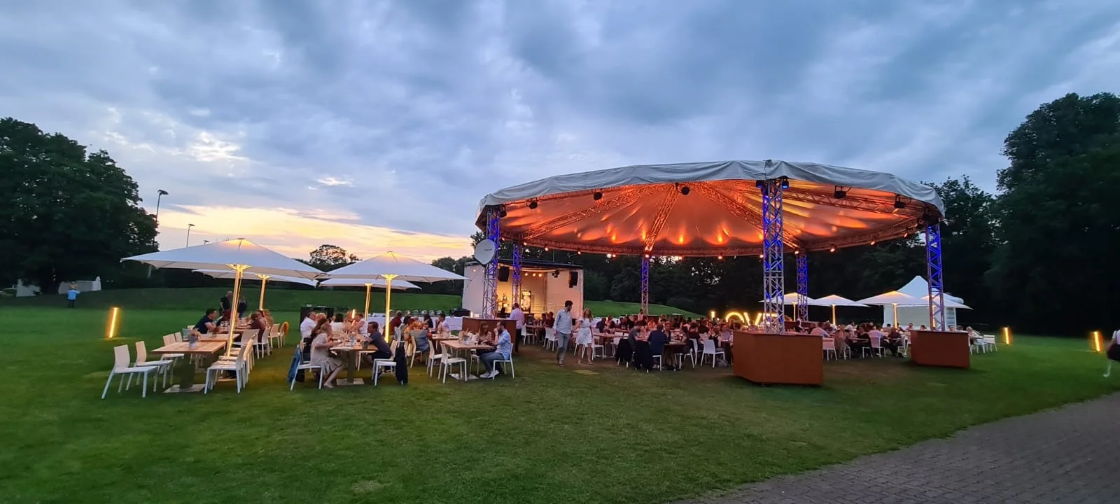 Beleuchtetes Paragu Classic Zelt in der Abenddämmerung im Freien