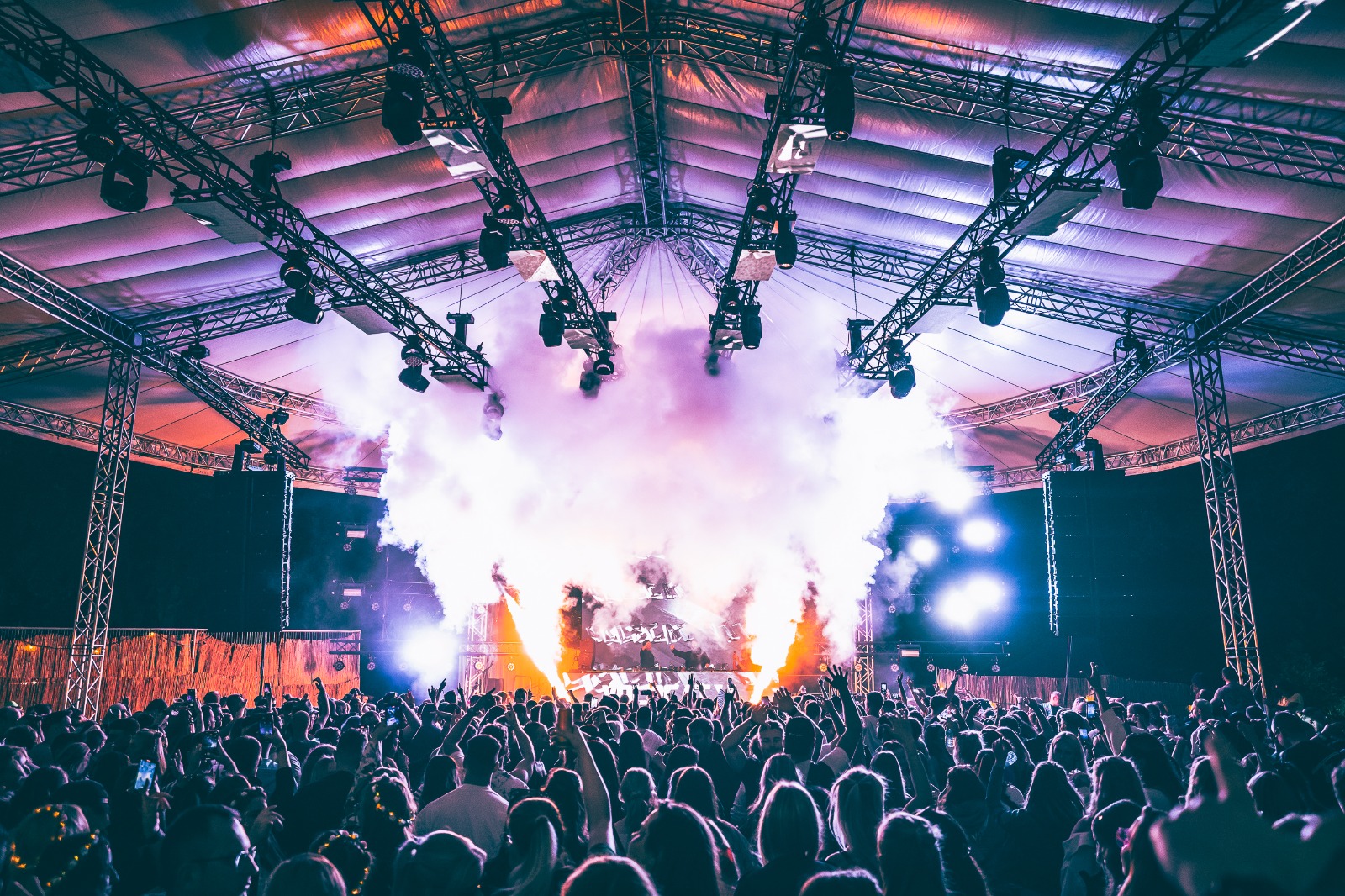 Innenansicht der Paragu STAGE Bühnenüberdachung mit Lichtshow und Feuereffekten